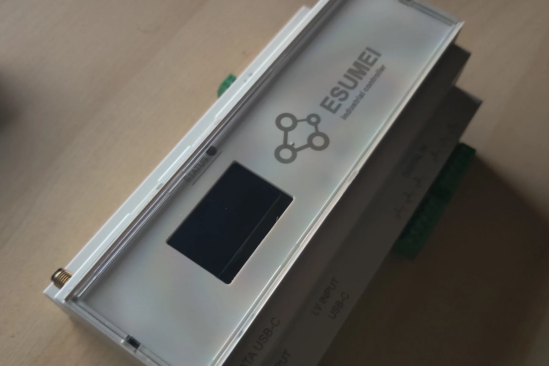 ESUMEI G3 industrial controller in a DIN-rail enclosure